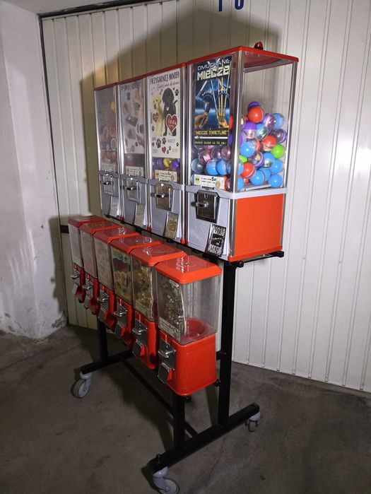 Automat do sprzedaży zabawek, pamiątek w kapsułach, piłek kauczukowych