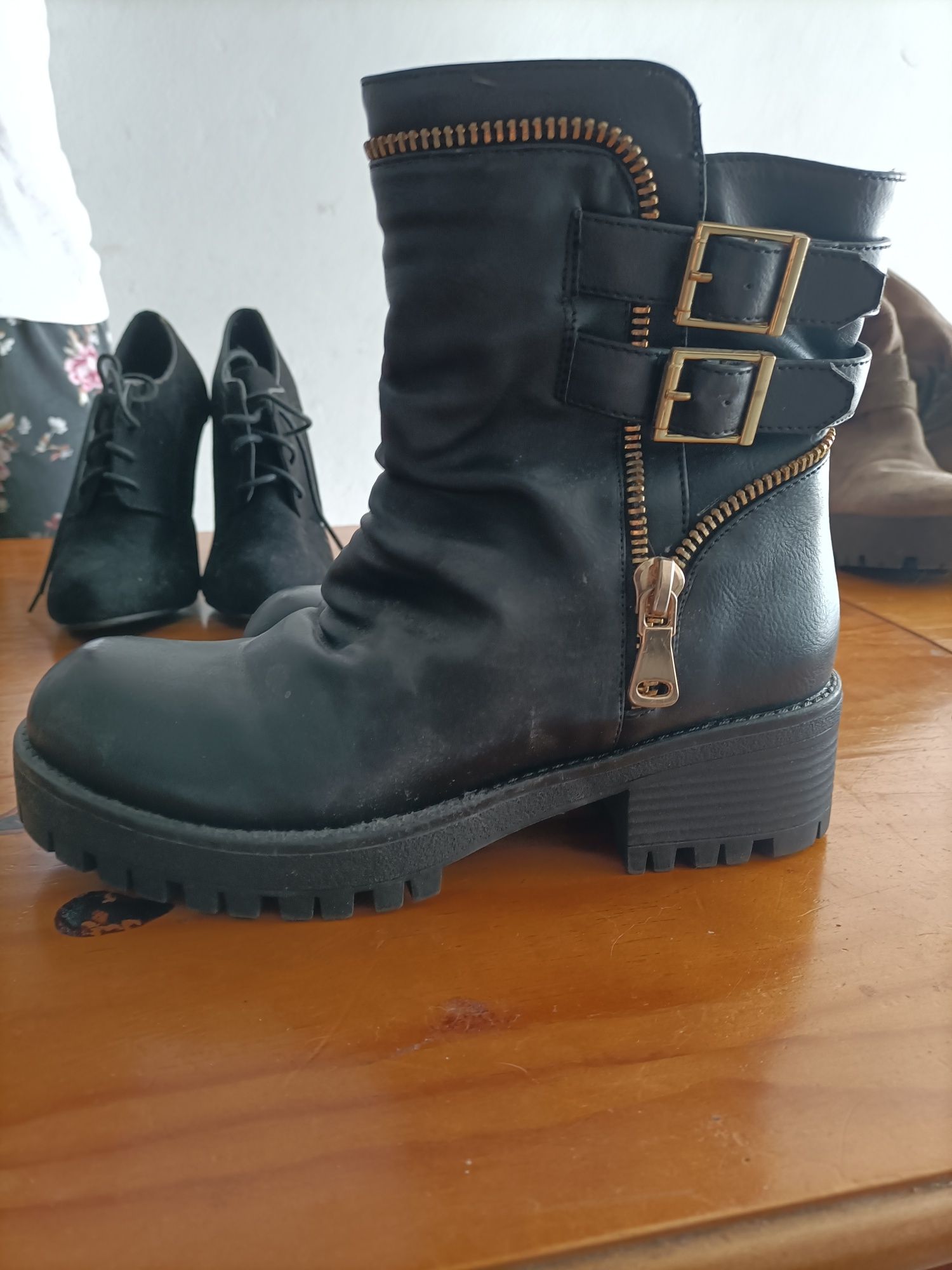 Botas pretas n° 39