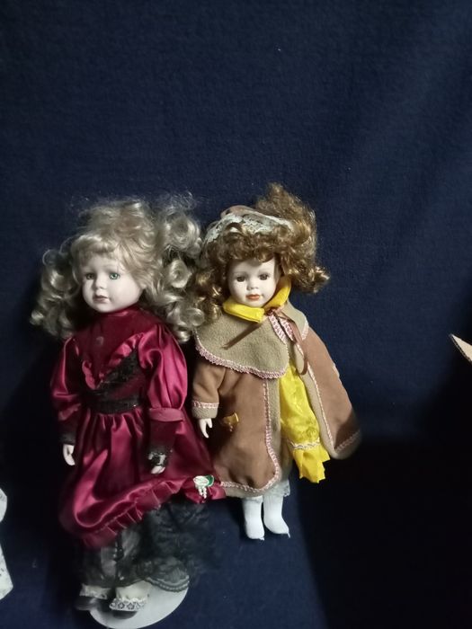 Nove bonecas 7 de porcelana e um não em bom estado