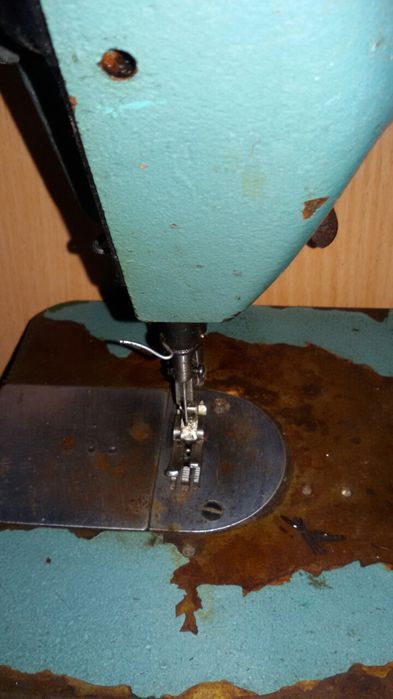промышленную швейную машинку есть стол и двигатель