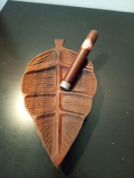 Original Cinzeiro em madeira esculpida à mão, forma de folha e charuto