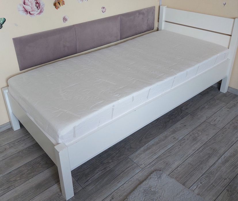 Łóżko 90x200 białe na stelażu z materacem