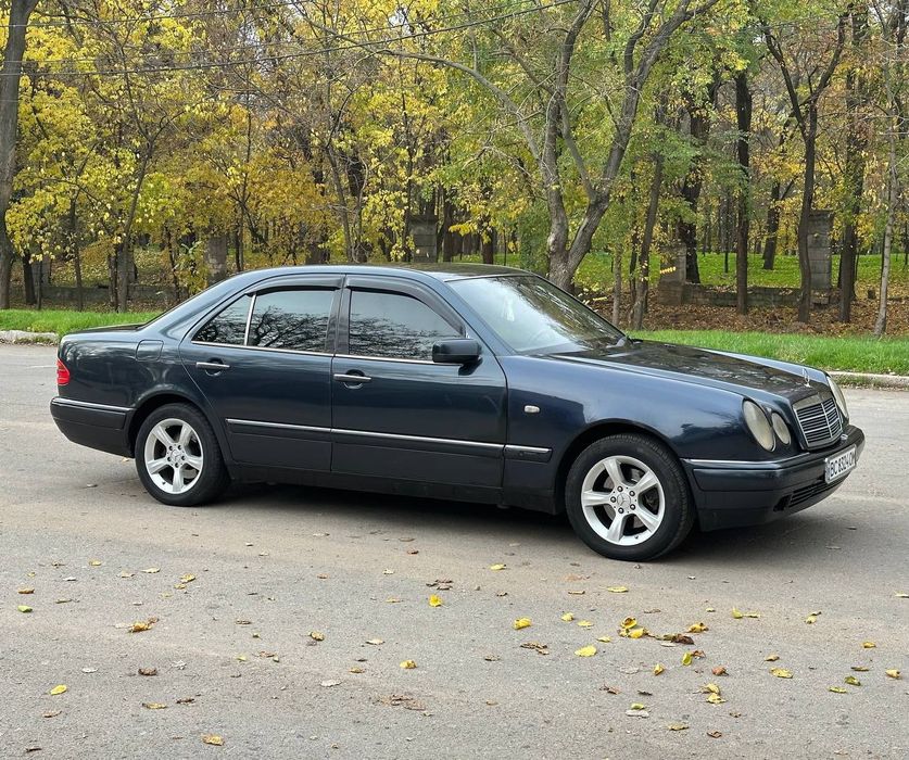 Mercedes-Benz E-Class W210
