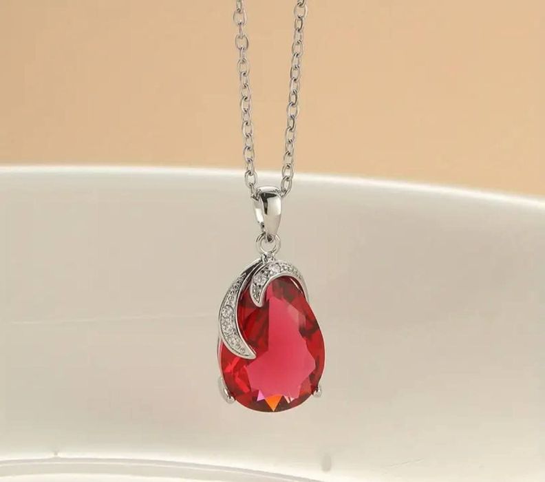 Czerwony naszyjnik nowy