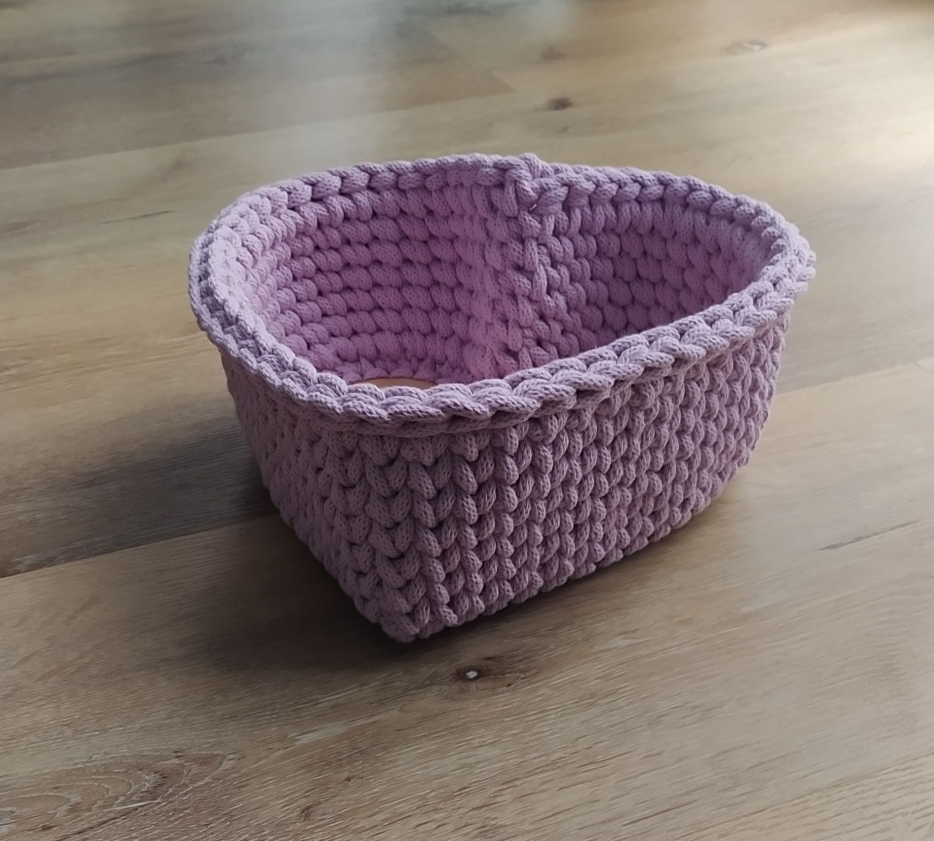 Ręcznie robiony koszyk różowy na prezent do przechowywania