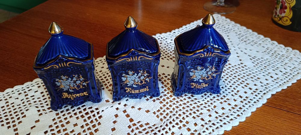 Pojemniki kobaltowe z porcelany złoconej