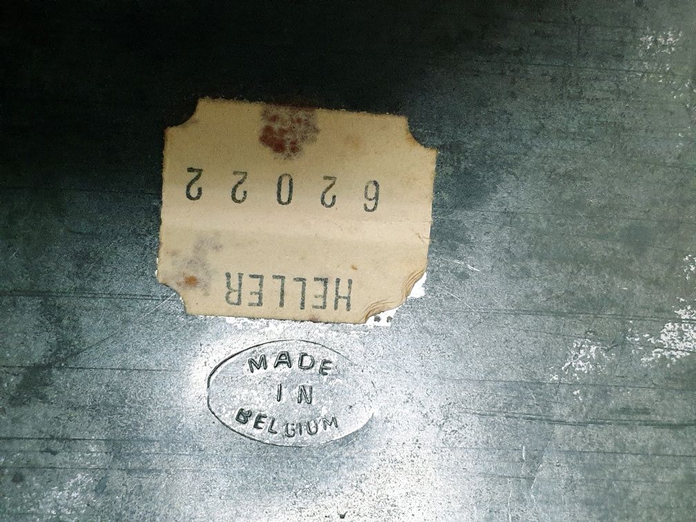 Grande antiga caixa de jogos belga em chapa marcada