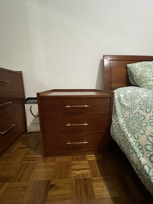 Mobilia de Quarto Completa em Madeira - 350€
