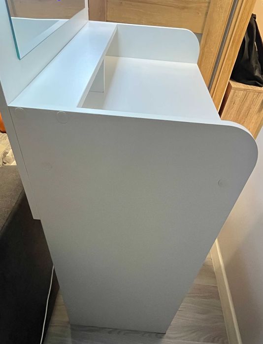 Toaletka z lustrem i podświetleniem LED