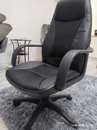 Nieskazitelne krzesło biurowe (bardzo mało używane)