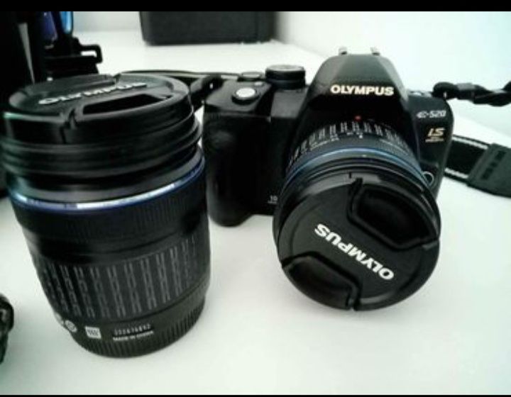 Câmera fotográfica Olympus com duas lentes e leitor de cartões