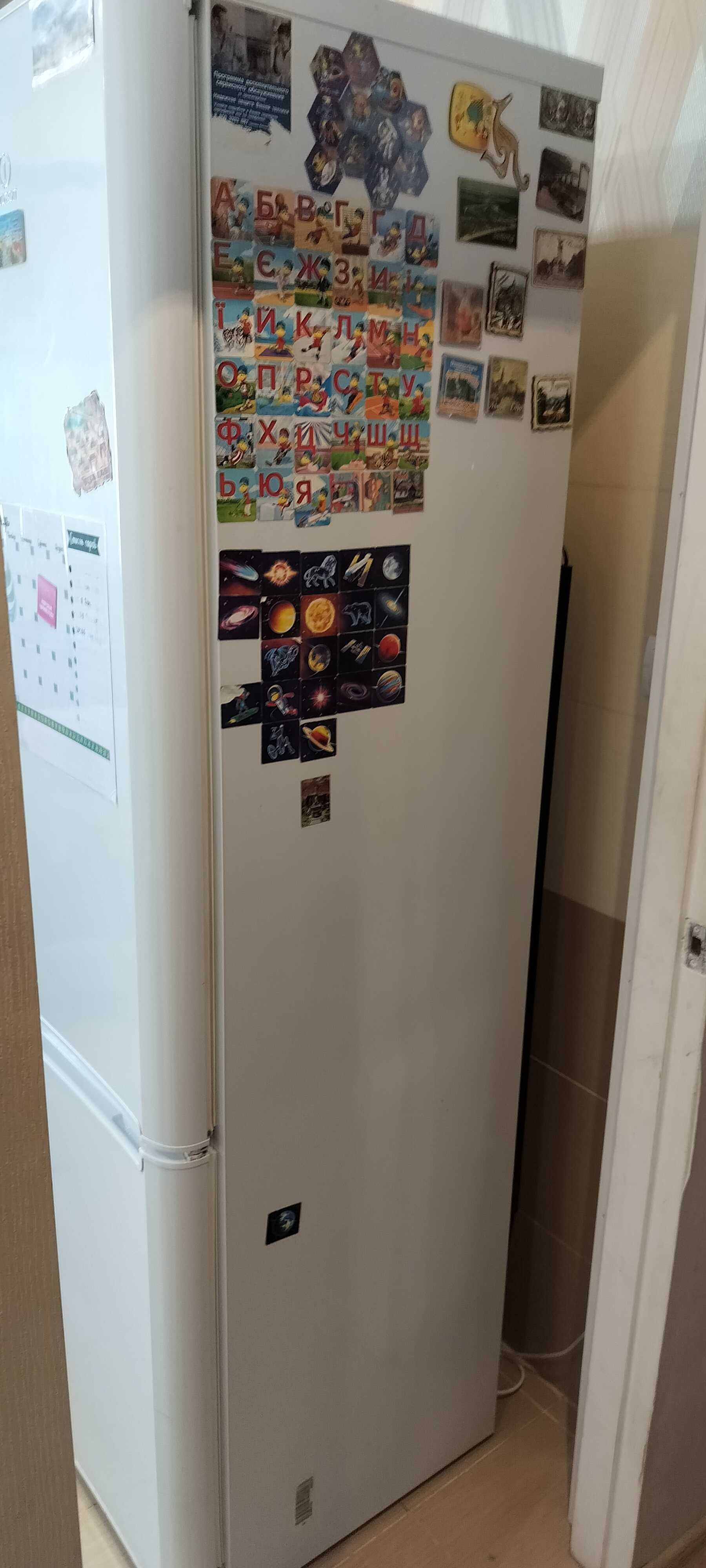 Холодильник Indesit, двокамерний / No frost
