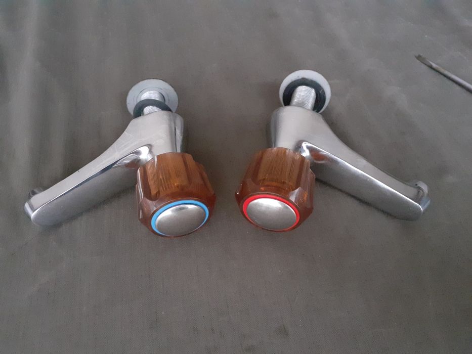 Conjunto torneiras de latão cromada muito bom estado.