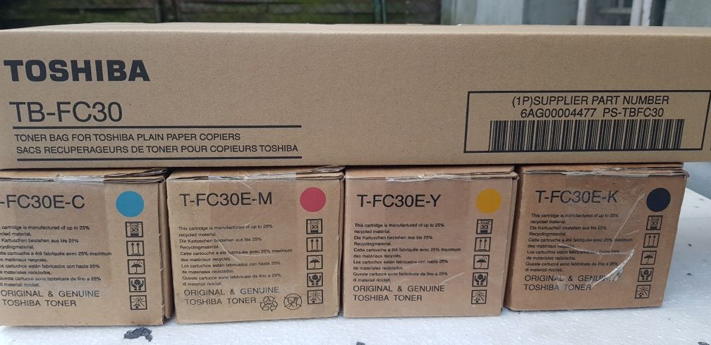 Toner Toshiba ORYGINAŁ T-FC30E Komplet plus Pojemnik na zuzyty toner