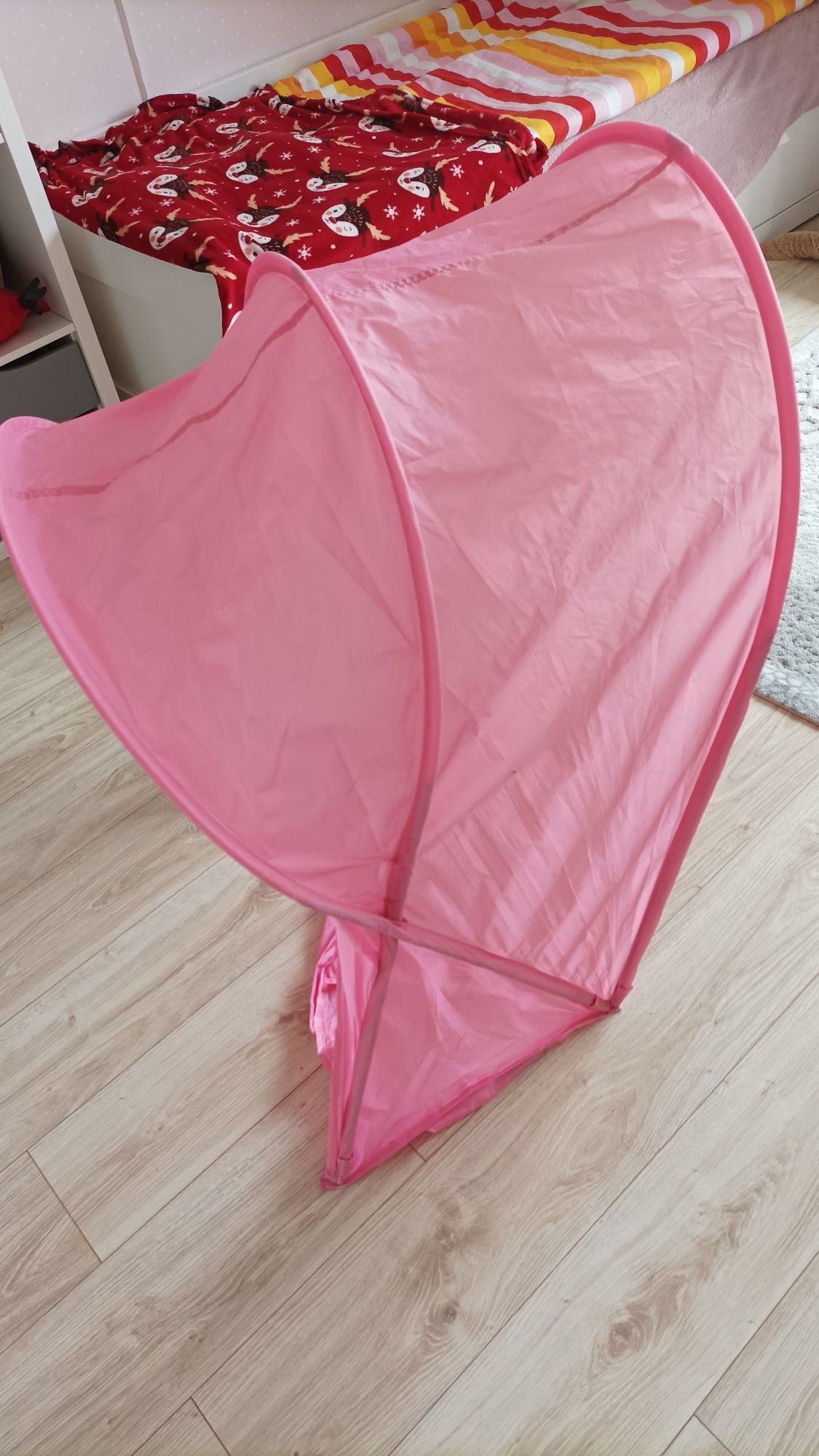Różowy baldachim na łóżko Ikea
