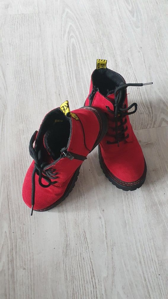 Sprzedam buty czerwone