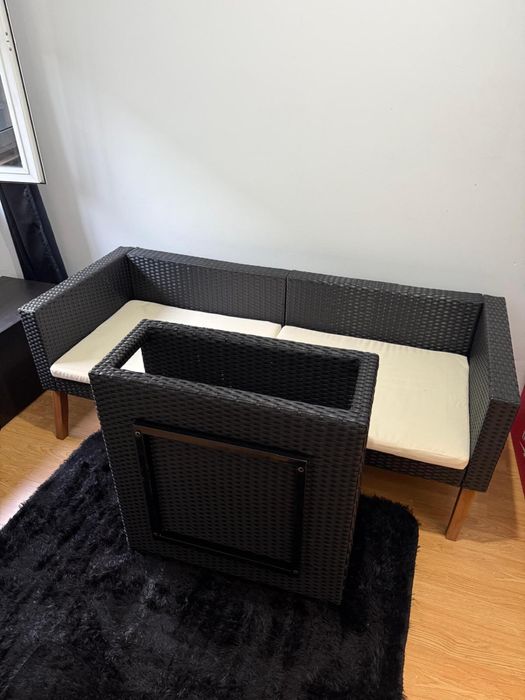 Sofa de fibra com mesa de centro