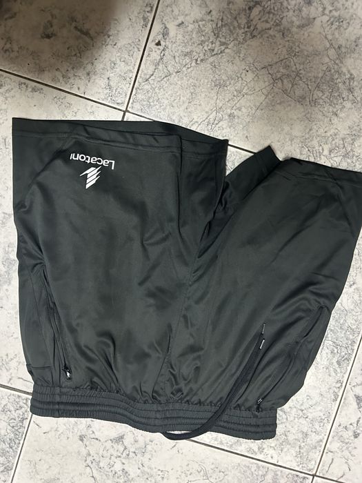 Roupa, saco e bandeiras de arbitragem