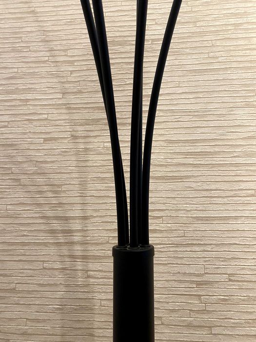 Candeeiro de pé preto