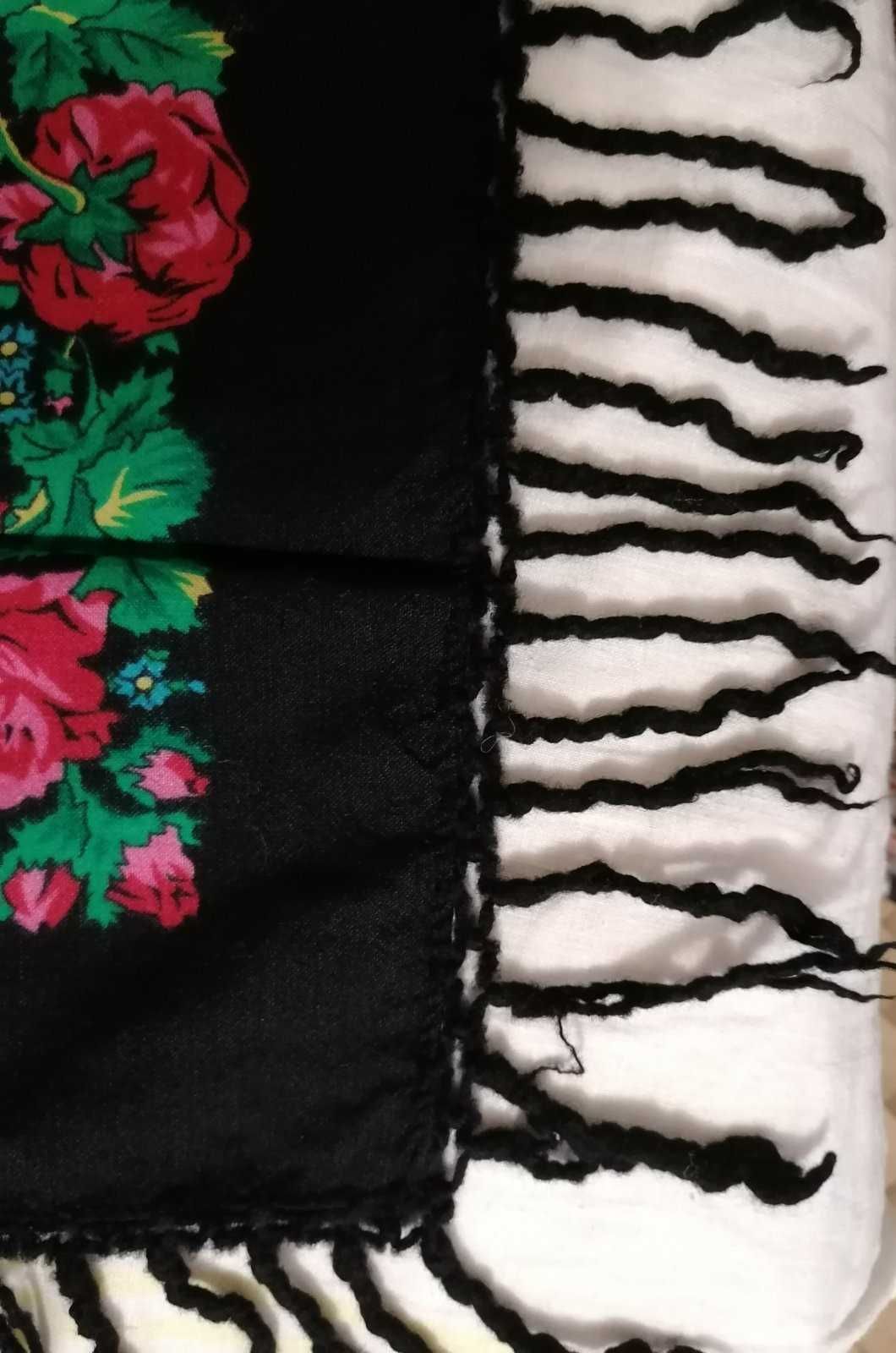 Хустка, платок, шаль, бактус. Очень красивые розы на черном фоне.