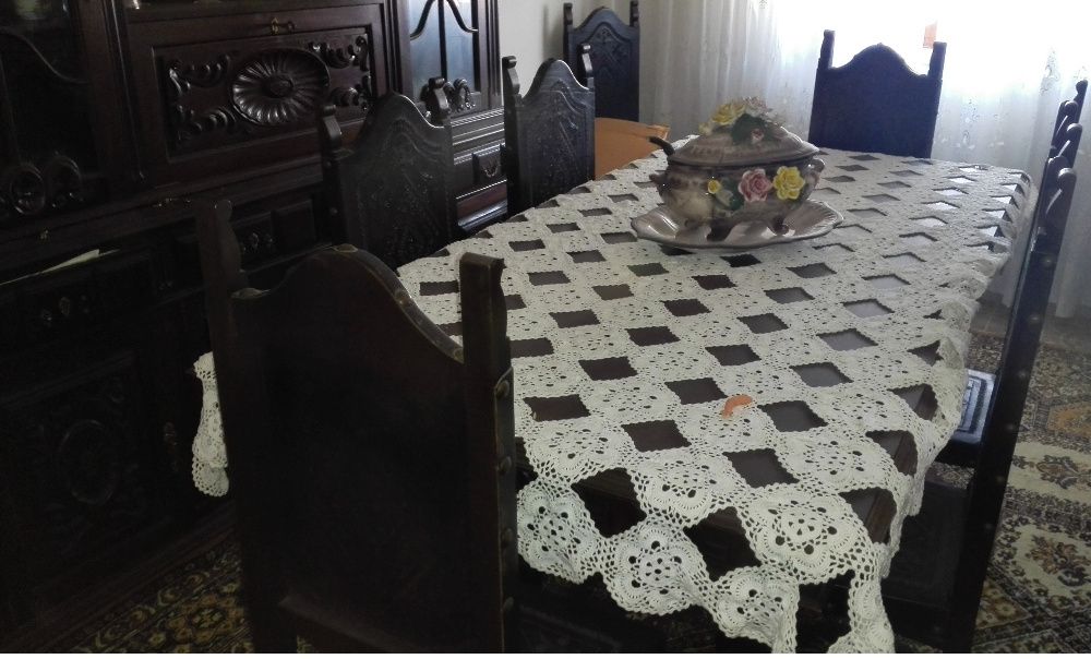 Mobilia antiga, sala de jantar estilo Séc-XVII