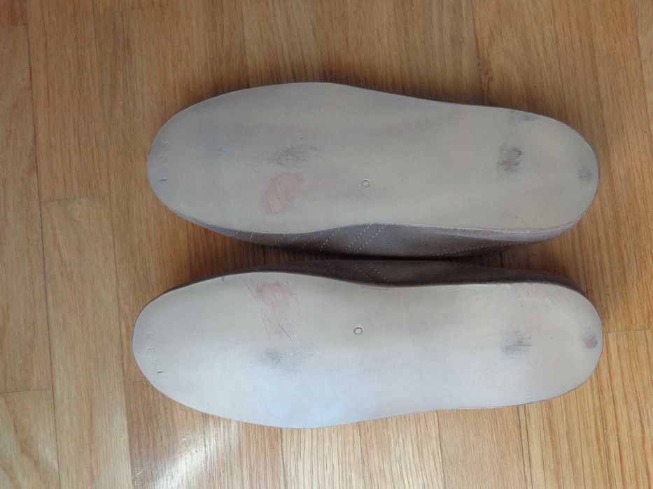 Chinelos de quarto em pele