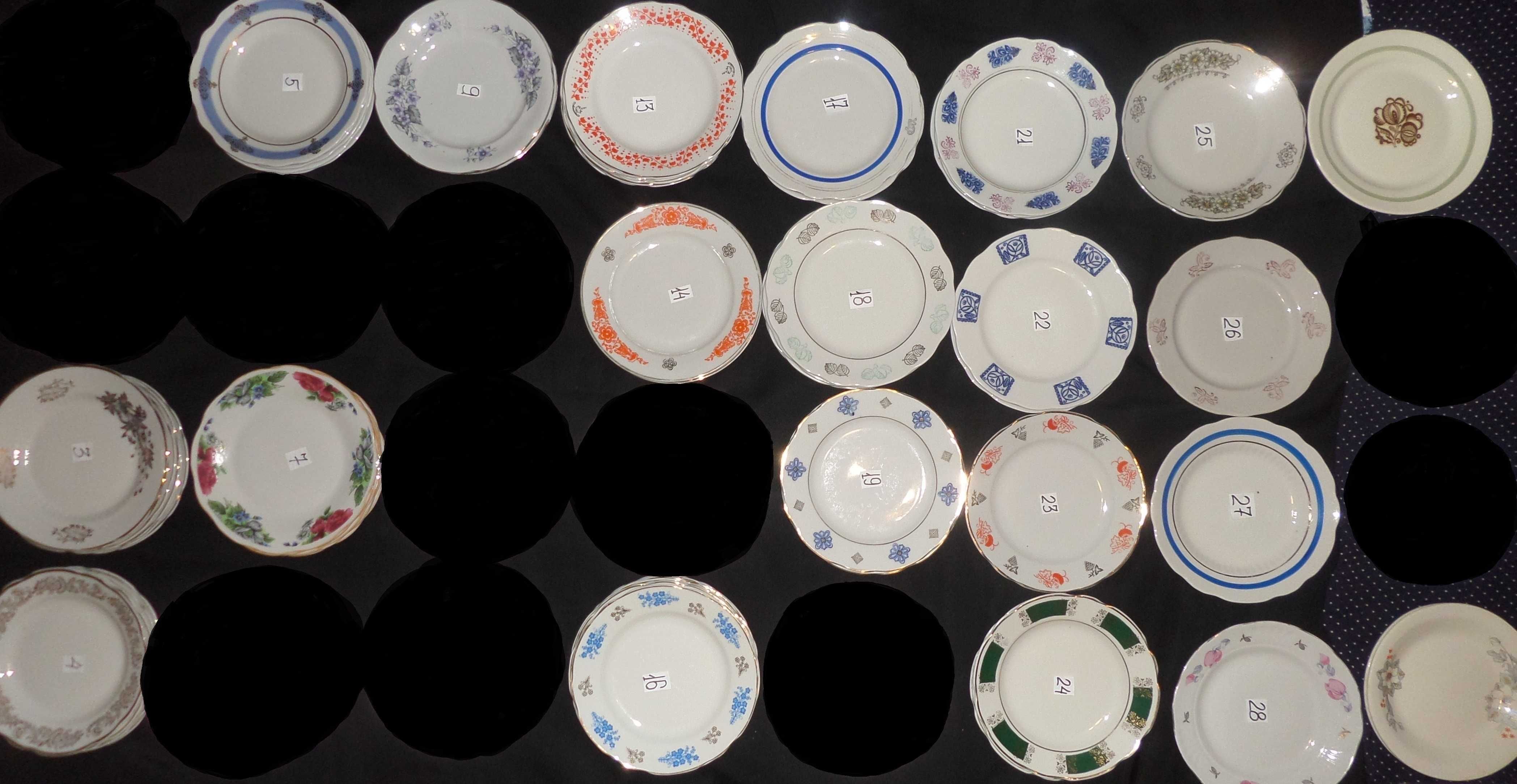Мелкие тарелки с цветами и позолотой 8 шт. Диаметр 17,5см. Посуда СССР