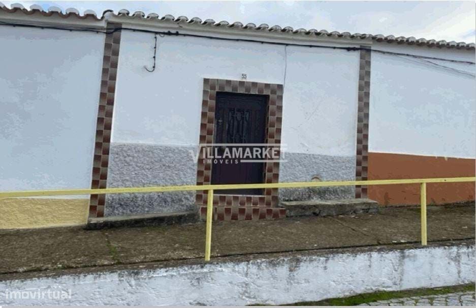 Moradia em banda V2 da banca implantada num terreno com 90 m2 situada