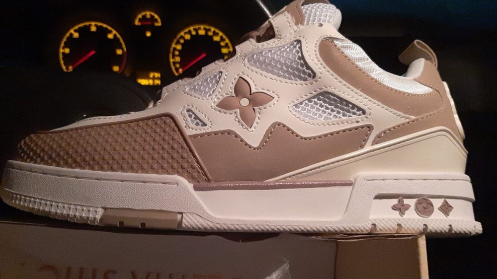 Sapatilhas LV, completamente novas, tamanho 43