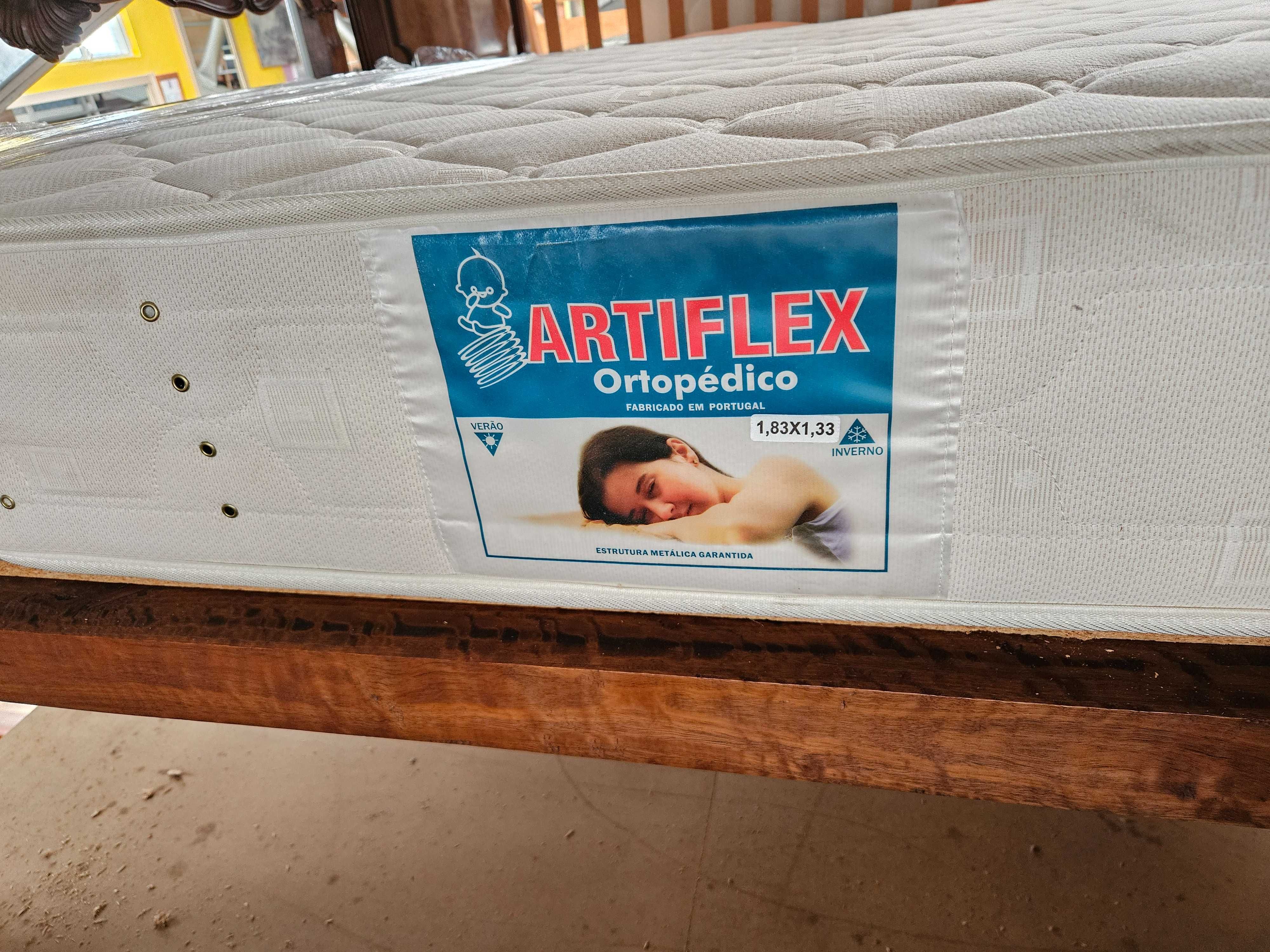 Excelente cama antiga com estrado e colchão - Muito bom