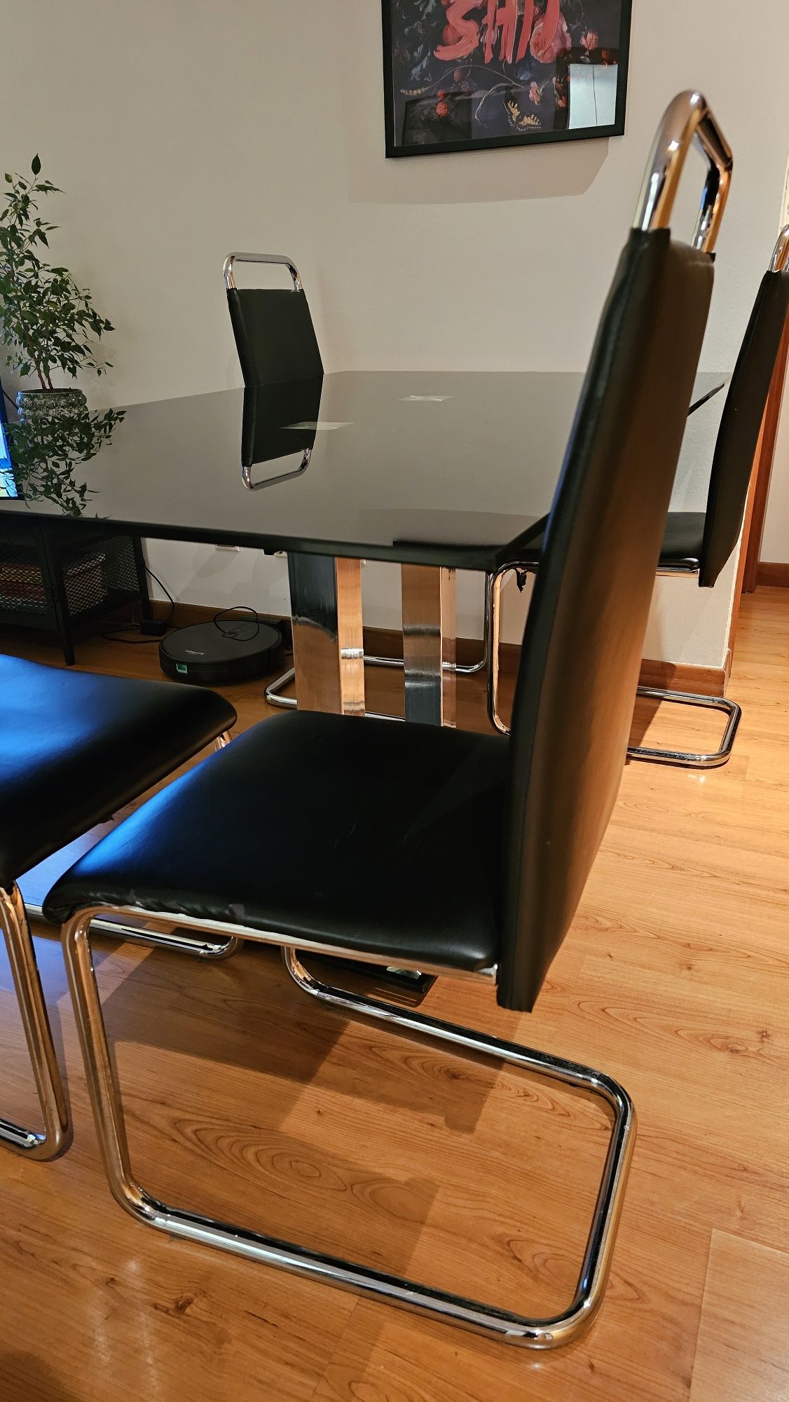 MESA com 4 cadeiras