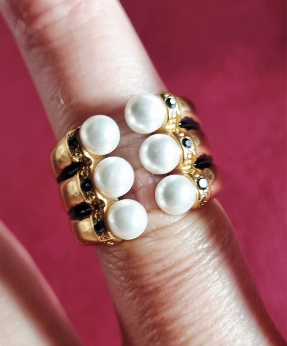 Anel dourado e preto, em aço, com 6 pérolas e 6 pedrinhas pretas. T17