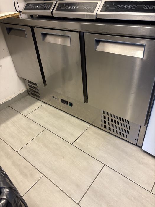 Stół chlodniczy chlodziarka trzydrzwiowa  uszkodzona