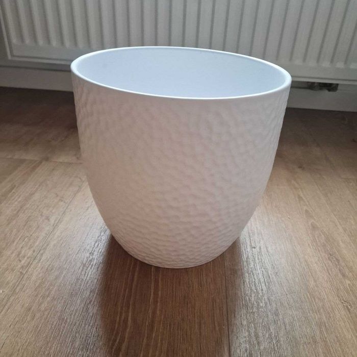 Duża doniczka w kolorze białym