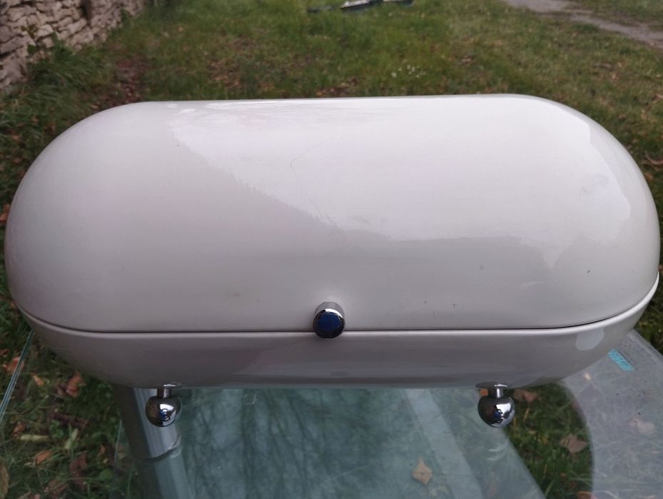 Chłopak, pojemnik na chleb itp.