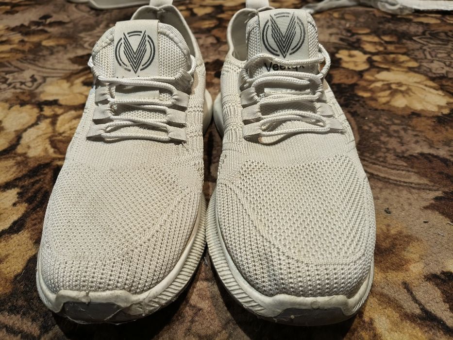 Білі кросівки сітчасті