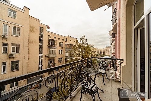 one bedroom apartment in the center of Kiev/квартира в центре Киева