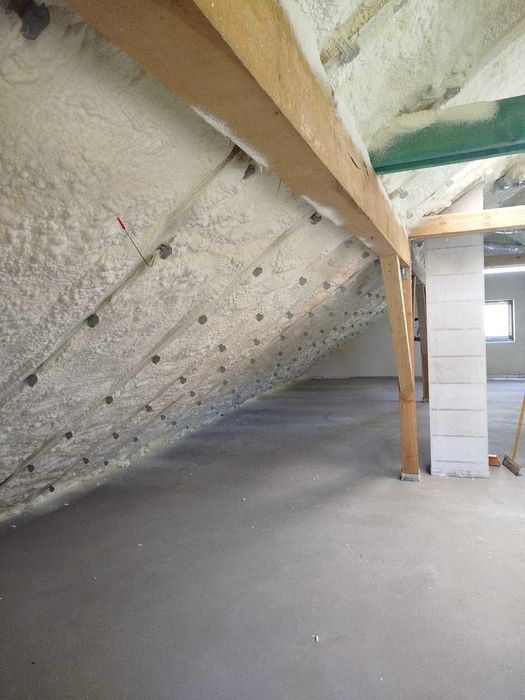 Ocieplanie piana PUR izolacje natryskowe Docieplanie poddasza pianka