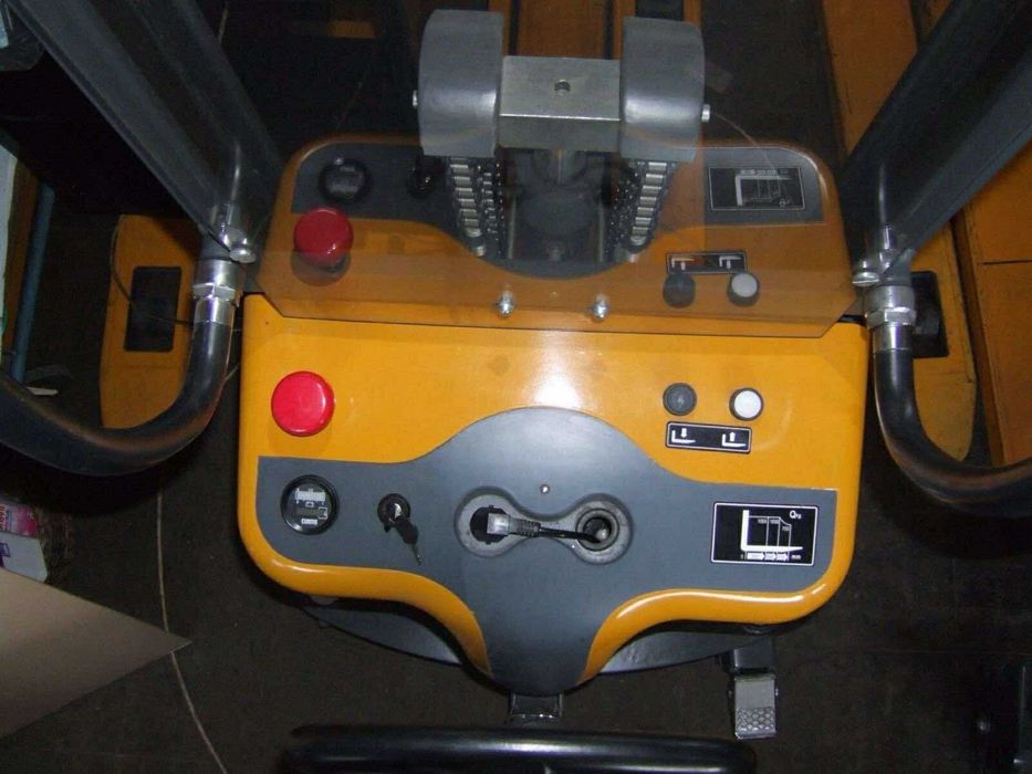 Nowy elektryczny wózek podnośnikowy paleciak masztowy Jungheinrich