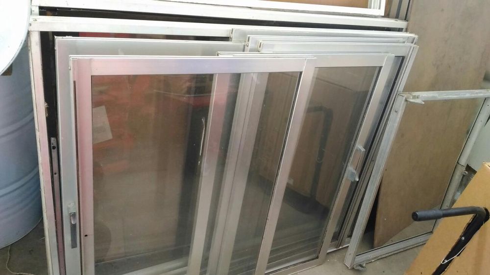 Conjunto de janelas / portas sacadas