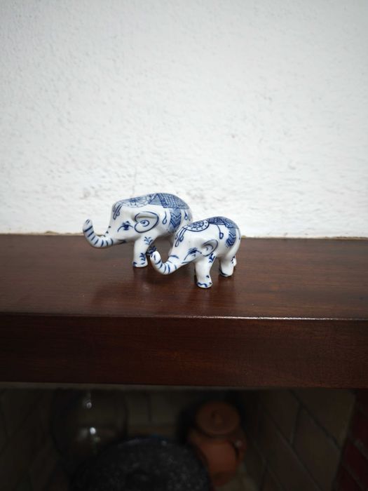 Conjunto de Elefantes Decorativos em Porcelana Azul e Branco