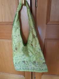Vendo mala/ saco em cetim verde com missangas às cores