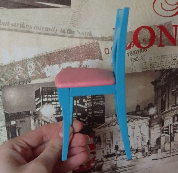 Стілець для барбі