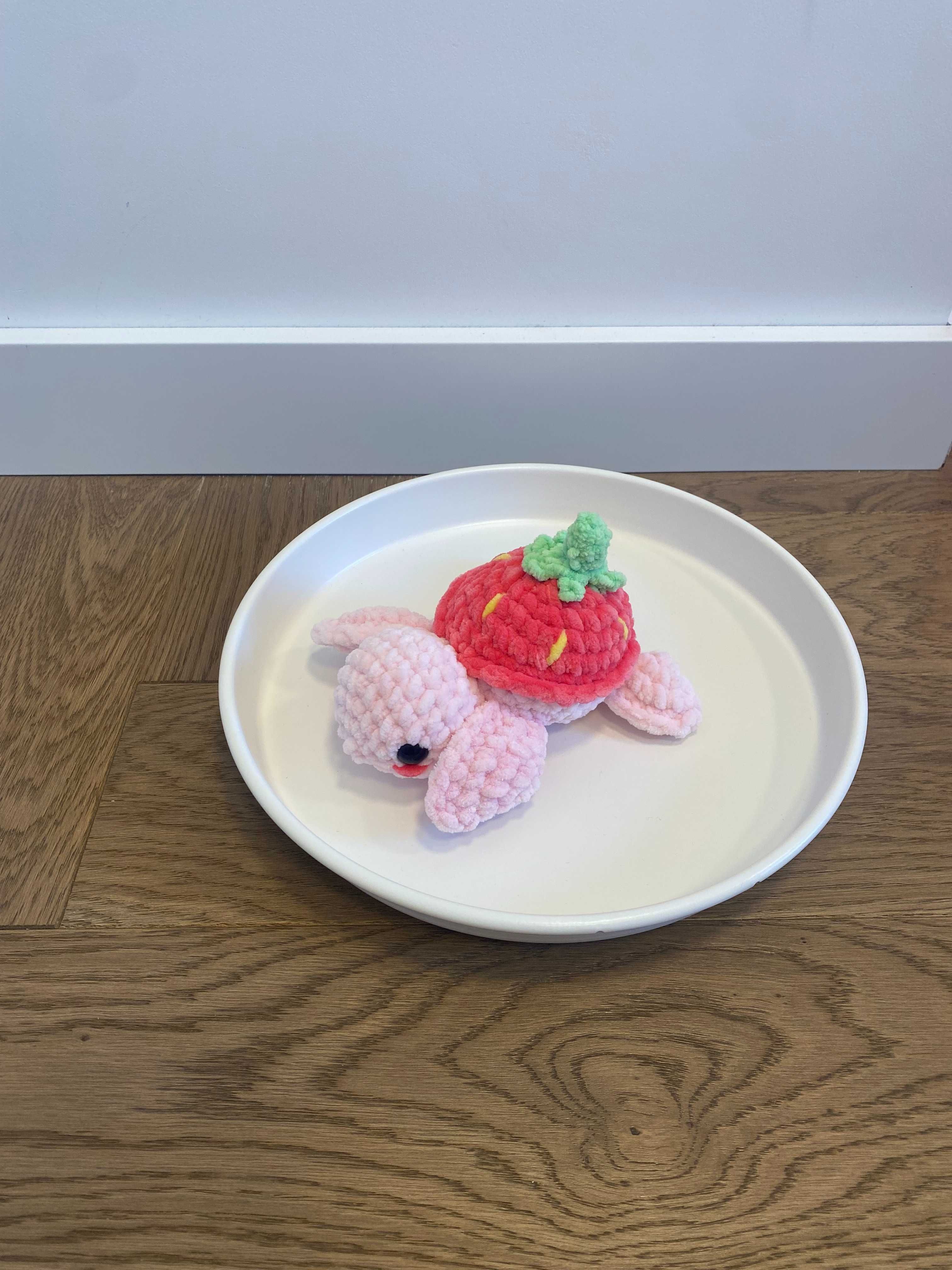 słodki truskawkowy żółwik na szydełku - handmade - idealny na prezent