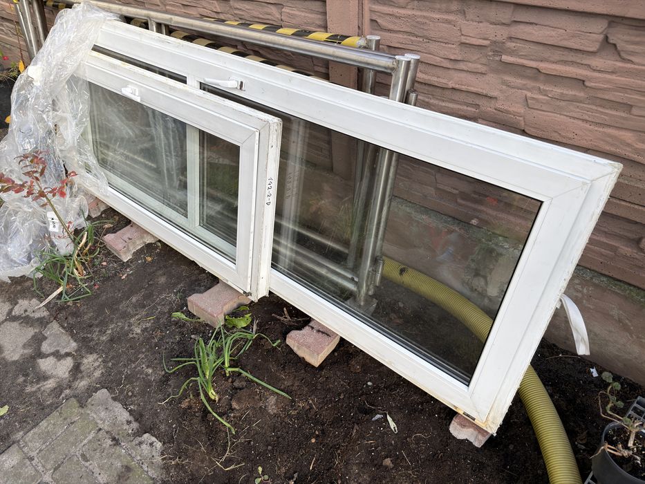 Okno balkonowe oraz drzwi wejściowe