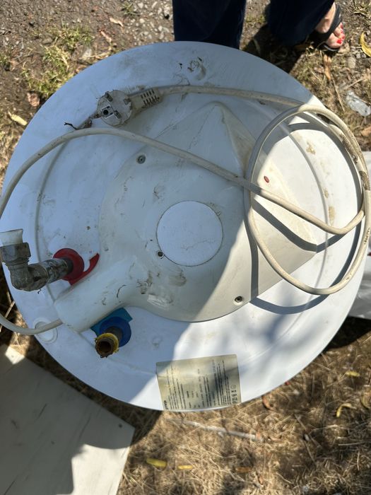 Водонагрівач фірми горєніє. Стан гарний. Все працює.