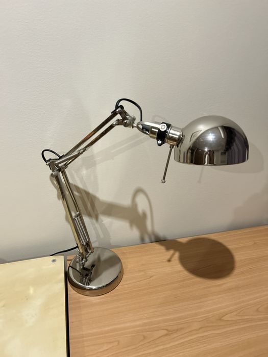 Conjunto de secretária com cadeira, móvel e candeeiro