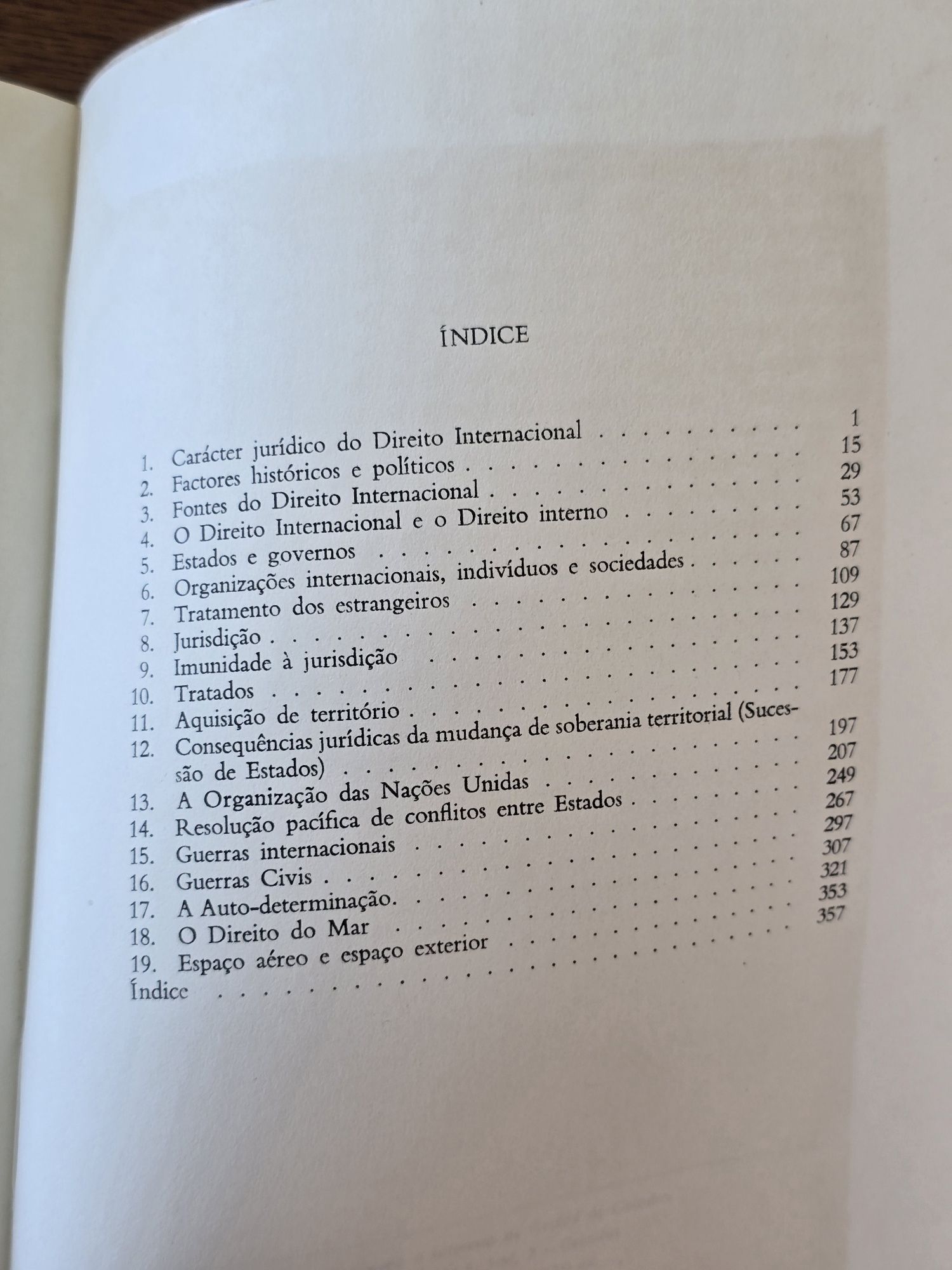 Livros jurídicos / Direito / 1 = 5€ / 10 = 40€