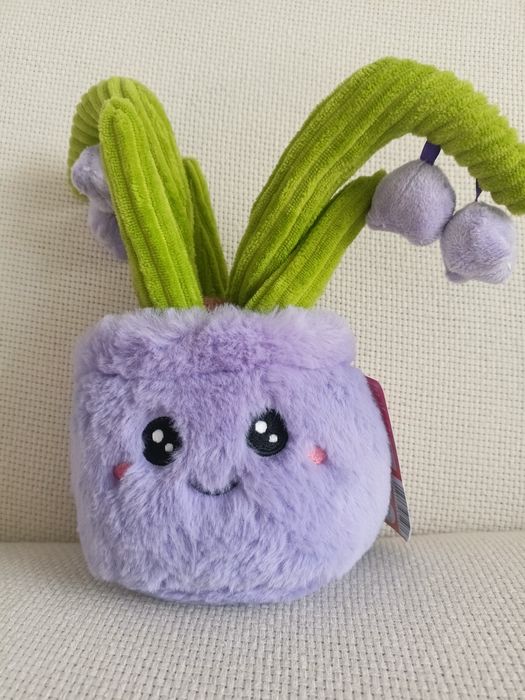 Nowy pluszak kwiat w fioletowej doniczce