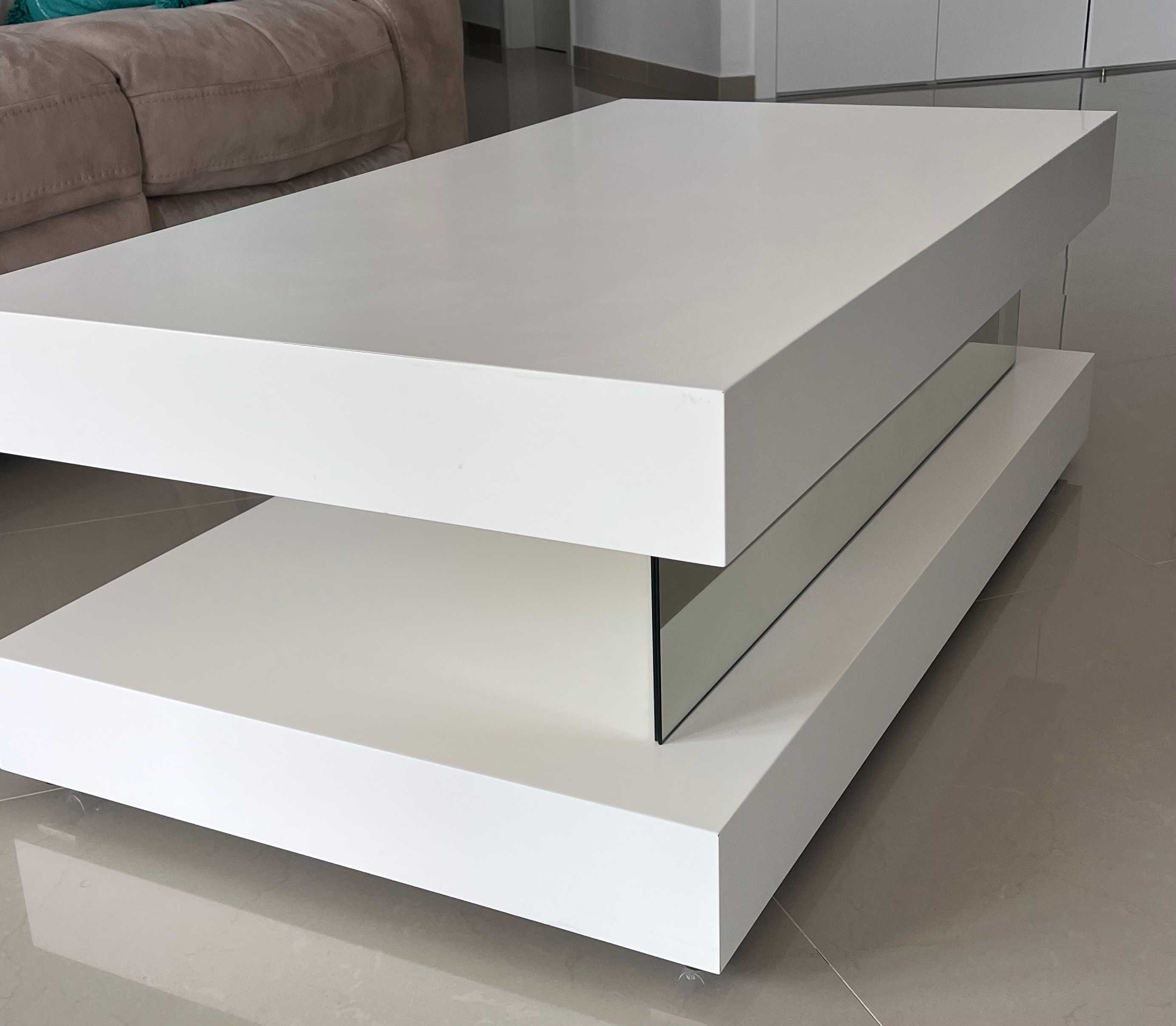 Mesa de centro branca com espelhos e com rodas - ótimo estado